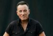 Pra Cego Ver: Foto colorida mostra o cantor Bruce Springsteen, que está utilizando uma camisa preta curta de botão.