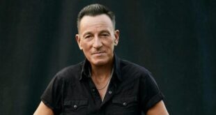 Pra Cego Ver: Foto colorida mostra o cantor Bruce Springsteen, que está utilizando uma camisa preta curta de botão.