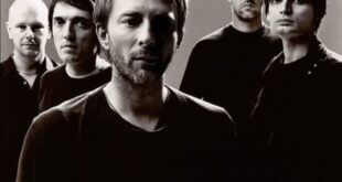 Pra Cego Ver: Foto em preto e branco tem os integrantes da banda Radiohead e todos estão em pé olhando para frente.