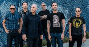 Pra Cego Ver: Foto mostra os integrantes da banda Bad Religion fazendo uma foto de divulgação