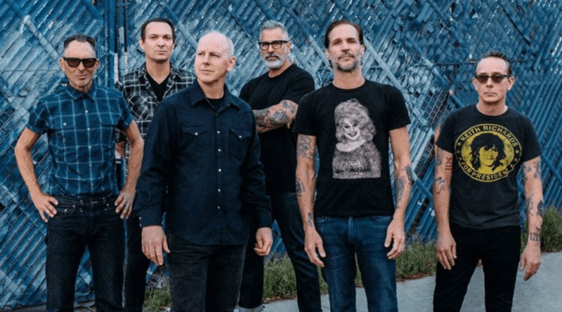 Pra Cego Ver: Foto mostra os integrantes da banda Bad Religion fazendo uma foto de divulgação