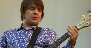 Baixista do Stone Roses e Primal Scream morreu aos 63 anos