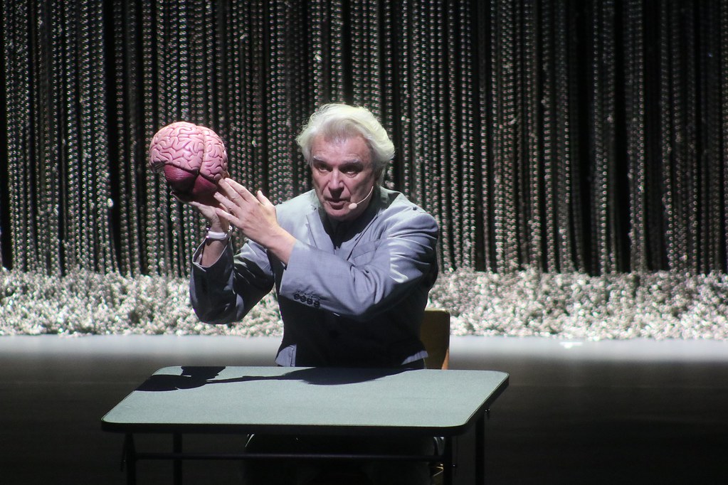 David Byrne tem grande turnê 'Who Is the Sky?' na Europa e América