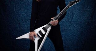 Guitarristas de meta extremo tocam para impressionar outros homens