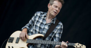 Lendário baixista John Paul Jones e suas colaborações musicais