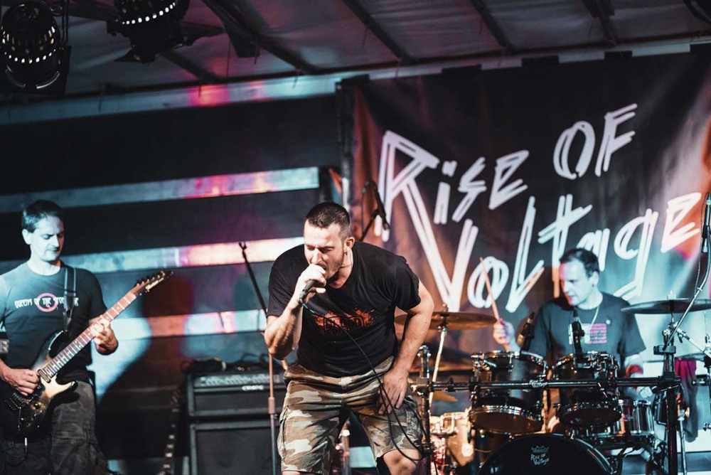 Medalhista italiando é vocalista de banda de metal