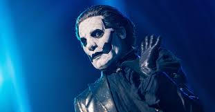 Vocalista do Ghost, Tobias Forge, sofre com perseguição de uma fã