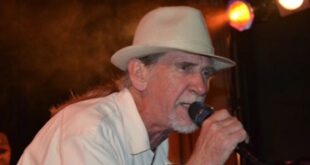 Alex Ligertwood ex-vocalista do Santana morre aos 79 anos